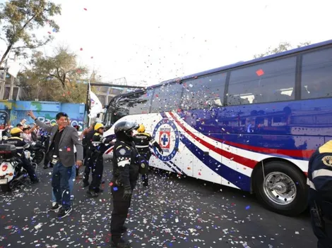 Cruz Azul llega al Azteca en medio de cientos de fanáticos apoyando