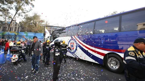 Cruz Azul llegó en el autobús nuevo que le regaló Mercedes-Benz esta semana. (Archivo)