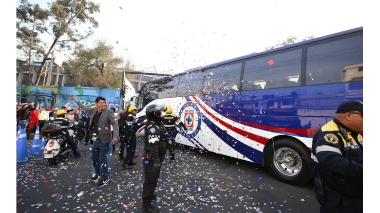 Cruz Azul llegó en el autobús nuevo que le regaló Mercedes-Benz esta semana. (Archivo)