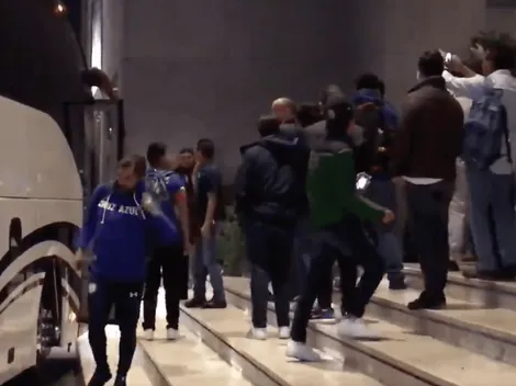 Apoyo incondicional: plantel de Cruz Azul vuelve al hotel en medio del apoyo de cientos de fanáticos