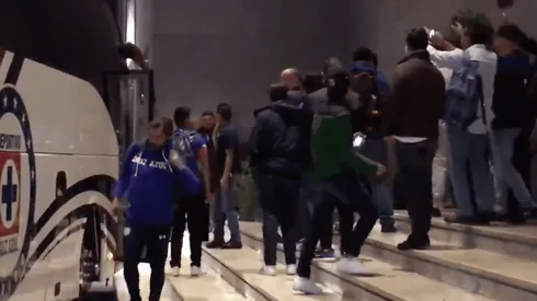 Fanáticos de Cruz Azul esperaron al plantel. (Archivo)