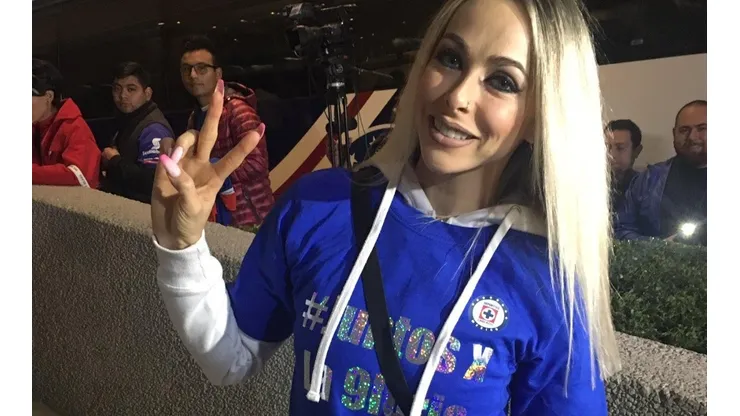 Gabriela Sánchez, la esposa de Gerardo Flores, en su llegada al Azteca. (León Lecanda)
