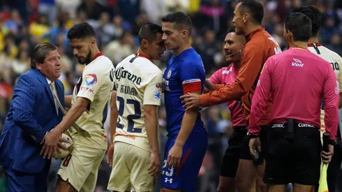 Marcone (centro) estuvo en medio de la polémica de un brusco partido