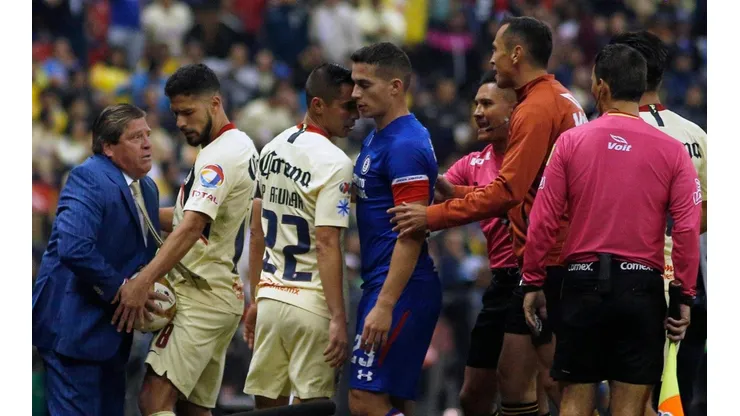 Marcone (centro) estuvo en medio de la polémica de un brusco partido