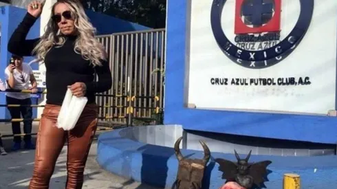 La Bruja Zulema es reconocida aficionada de Cruz Azul. (Archivo)