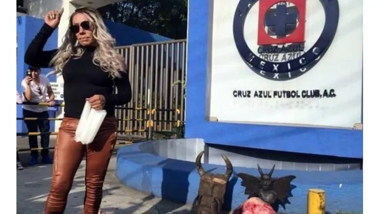 La Bruja Zulema es reconocida aficionada de Cruz Azul. (Archivo)