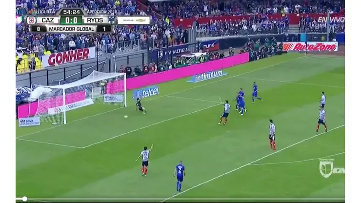 Caraglio falló el penal pero anotó el 1-0. (Univisión)
