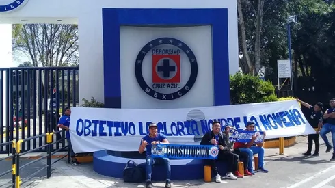La afición de Cruz Azul llegó hasta La Noria esta mañana. (Edgar Berríos)