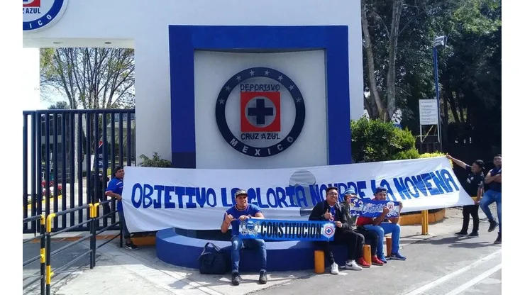 La afición de Cruz Azul llegó hasta La Noria esta mañana. (Edgar Berríos)