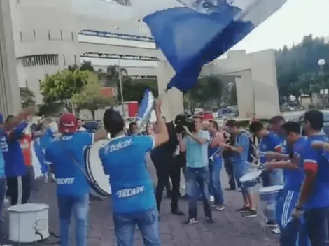 Apoyo total de la afición de Cruz Azul al plantel en la concentración antes de la semifinal