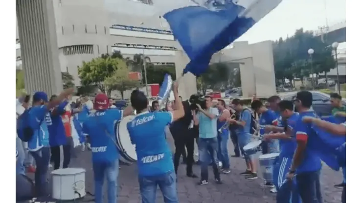 Aficionados de Cruz Azul llegaron al Hotel Royal esta tarde. (Archivo)