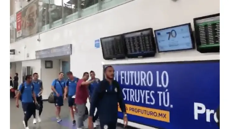 Cruz Azul viajó a Monterrey para mañana enfrentar a Rayados en la semifinal.