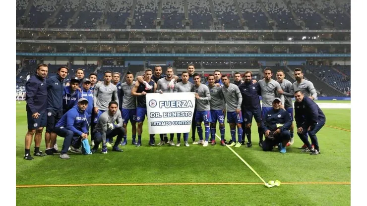 Cruz Azul envió apoyo al Dr. Ernesto quien sufrió la perdida de su madre.