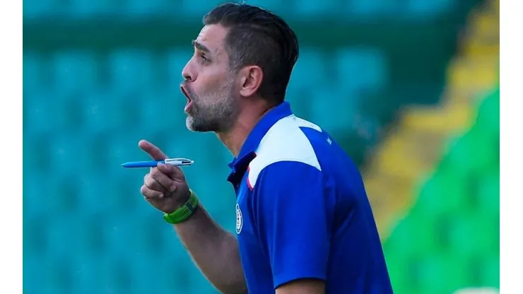 Castro dirige a la Sub 15 de Cruz Azul. (Archivo)
