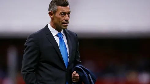 Pedro Caixinha felicita a la Sub 15 de Cruz Azul por lograr su campeonato.