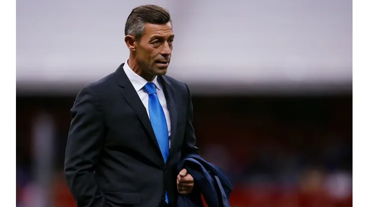 Pedro Caixinha felicita a la Sub 15 de Cruz Azul por lograr su campeonato.