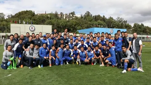 Cruz Azul Sub 15 y plantel de honor se reunieron hoy. (Cruz Azul FC)