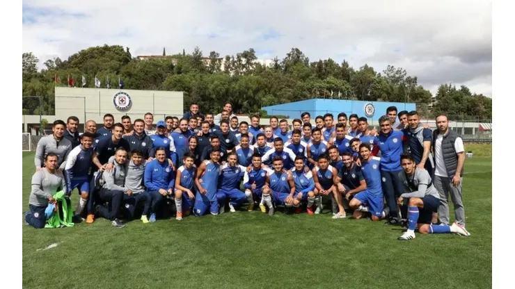 Cruz Azul Sub 15 y plantel de honor se reunieron hoy. (Cruz Azul FC)