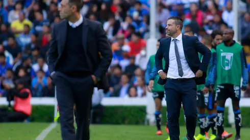 Puente (derecha) apoyó a los árbitros a horas del duelo con Cruz Azul