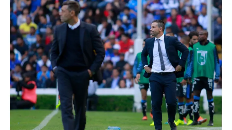 Puente (derecha) apoyó a los árbitros a horas del duelo con Cruz Azul