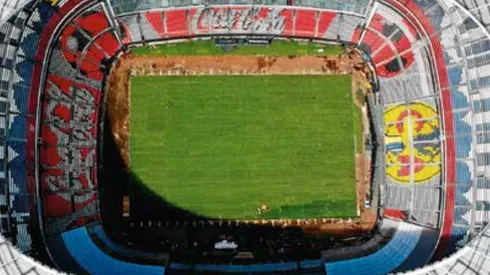 El Estadio Azteca terminó la instalación de la cancha. (Jam Media)