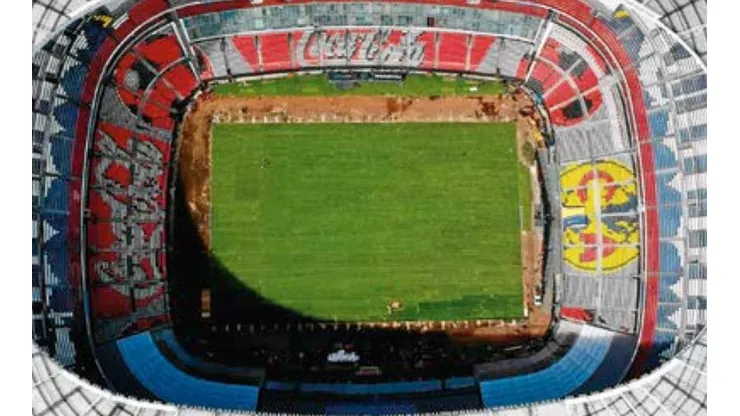 El Estadio Azteca terminó la instalación de la cancha. (Jam Media)