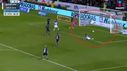 Édgar Méndez reaccionó a tiempo para anotar el segundo de Cruz Azul.
