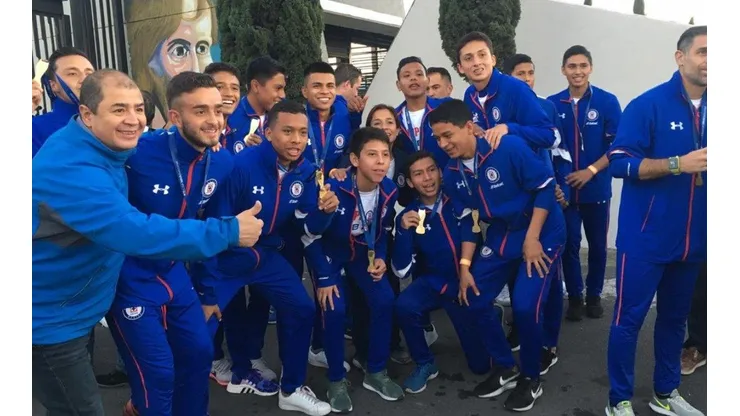 El equipo Sub 15 fue ovacionado por la afición azul