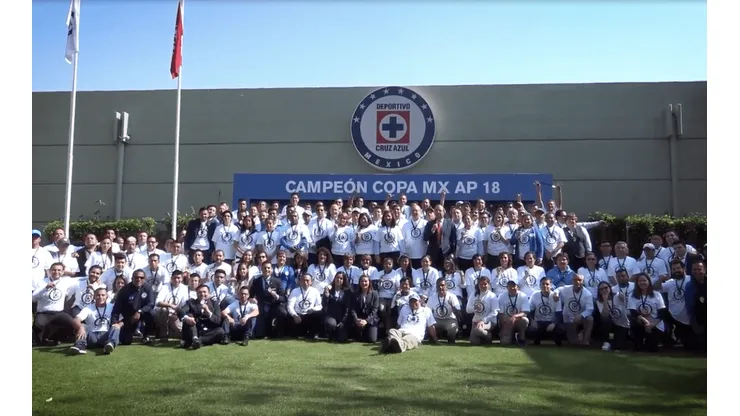 Cruz Azul homenajeó a sus trabajadores. (Cruz Azul Fútbol Club AC)