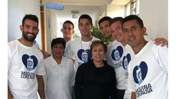 Los jugadores de Cruz Azul pintaron un asilo ayer. (Instagram CaraglioMilton)