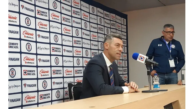 Caixinha atendió a los medios luego del triunfo de Cruz Azul sobre Lobos BUAP. (Archivo)