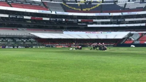 El pasto del Estadio Azteca está siendo reemplazado. (LaraMoritzKMBC)