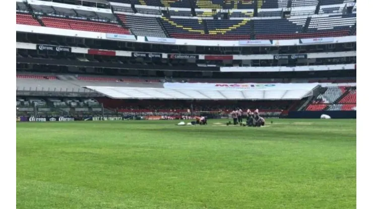 El pasto del Estadio Azteca está siendo reemplazado. (LaraMoritzKMBC)