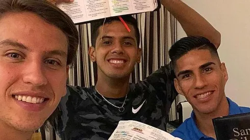 Los jugadores estudian la Biblia en sus ratos libres. (Instagram)