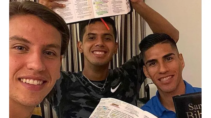 Los jugadores estudian la Biblia en sus ratos libres. (Instagram)