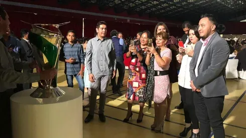 Socios de la Cooperativa La Cruz Azul se fotografiaron con la Copa MX.