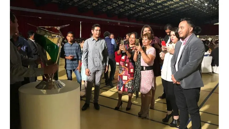 Socios de la Cooperativa La Cruz Azul se fotografiaron con la Copa MX.