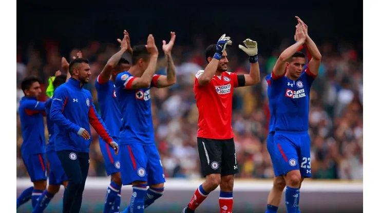 Cruz Azul vuelve a liderar el campeonato mexicano tras la victoria sobre Pumas.