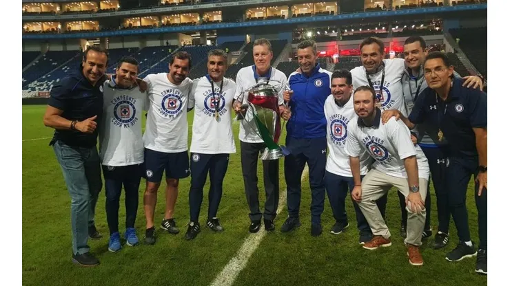 Peláez festejó con el cuerpo técnico la Copa MX. (Esto)