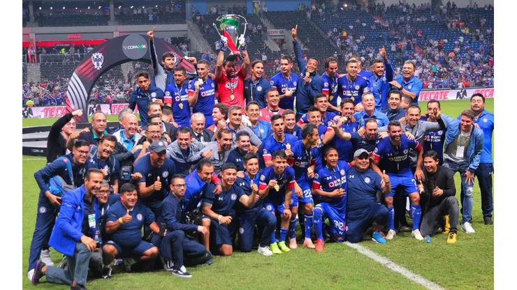 El plantel de Cruz Azul festejó con todo la obtención de la Copa MX. (Jam Media)