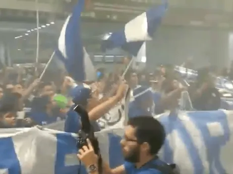 Aficionados esperan al plantel de Cruz Azul en el aeropuerto