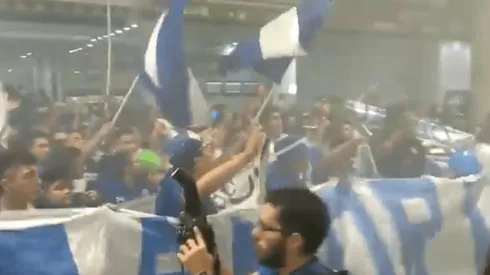 Un centenar de aficionados de Cruz Azul esperan al plantel en el aeropuerto.