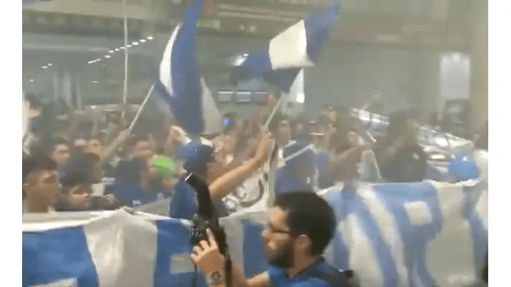 Un centenar de aficionados de Cruz Azul esperan al plantel en el aeropuerto.