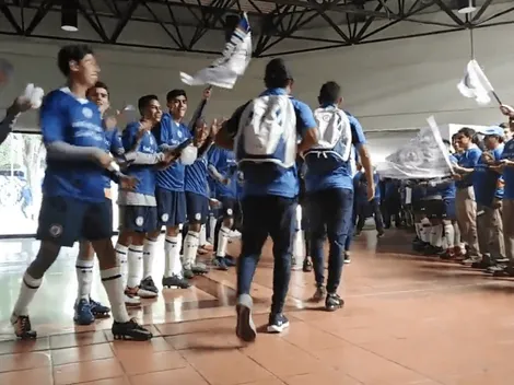 ¡HERMOSO! Trabajadores de Cruz Azul despiden al plantel con banderas antes de la final de Copa MX
