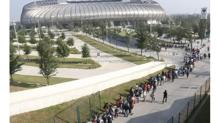 La fila en el BBVA Bancomer es infinita. (Twitter CanchaElNorte)