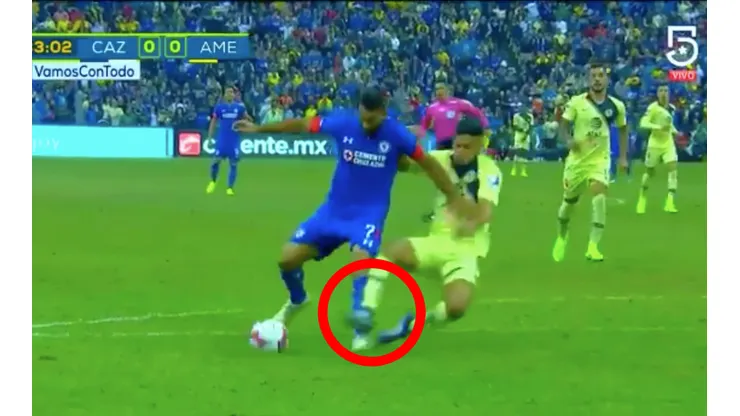 ¿Debió el silbante utilizar el VAR para la polémica jugada en el área del América?