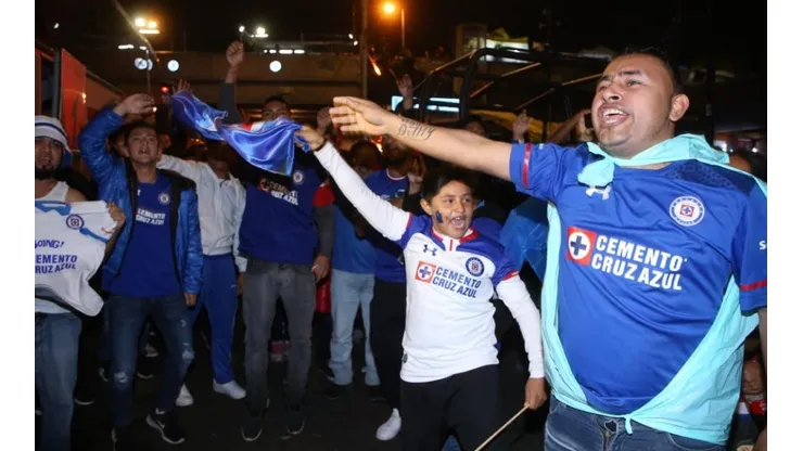 Miles de fanáticos de Cruz Azul se fueron del Azul al Azteca esta noche.