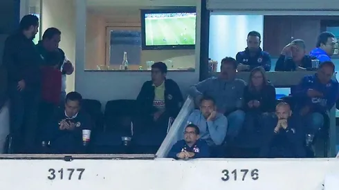 Peláez vio el partido desde el palco de Cruz Azul en el Azteca. (Diario Récord)