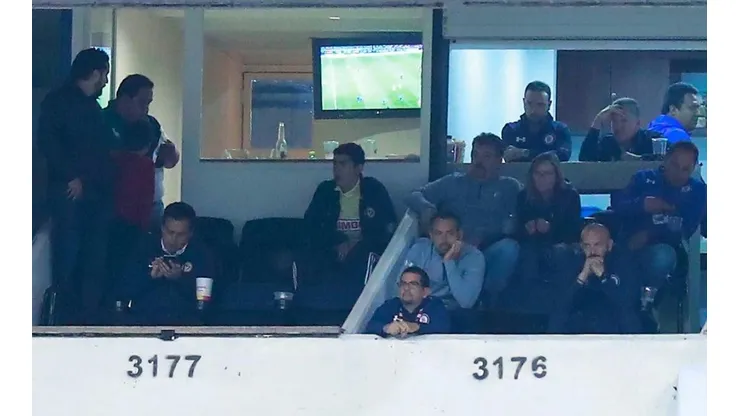 Peláez vio el partido desde el palco de Cruz Azul en el Azteca. (Diario Récord)