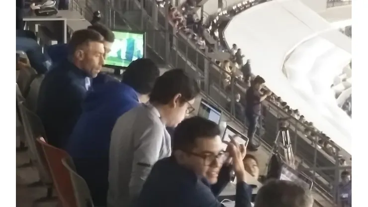 Pedro Caixinha está en el palco del Azteca.